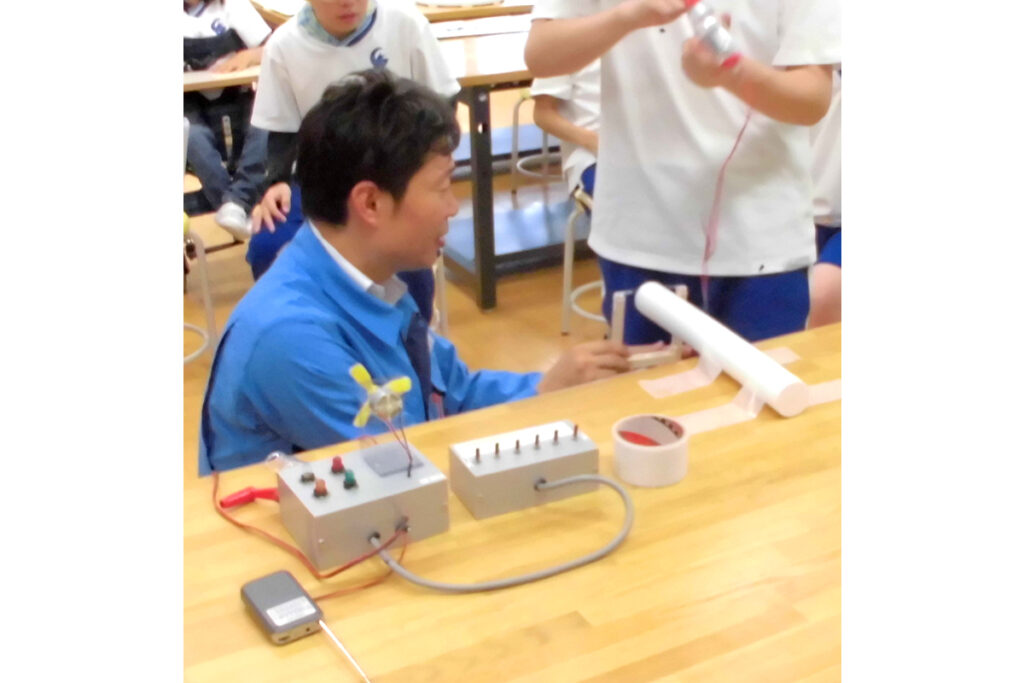 手回し発電の様子